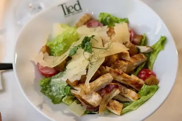 Salată Caesar Cu Curcan