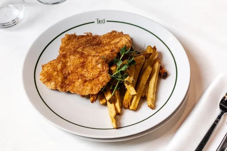 Șnițel De Pui Cu Cartofi Prăjiți