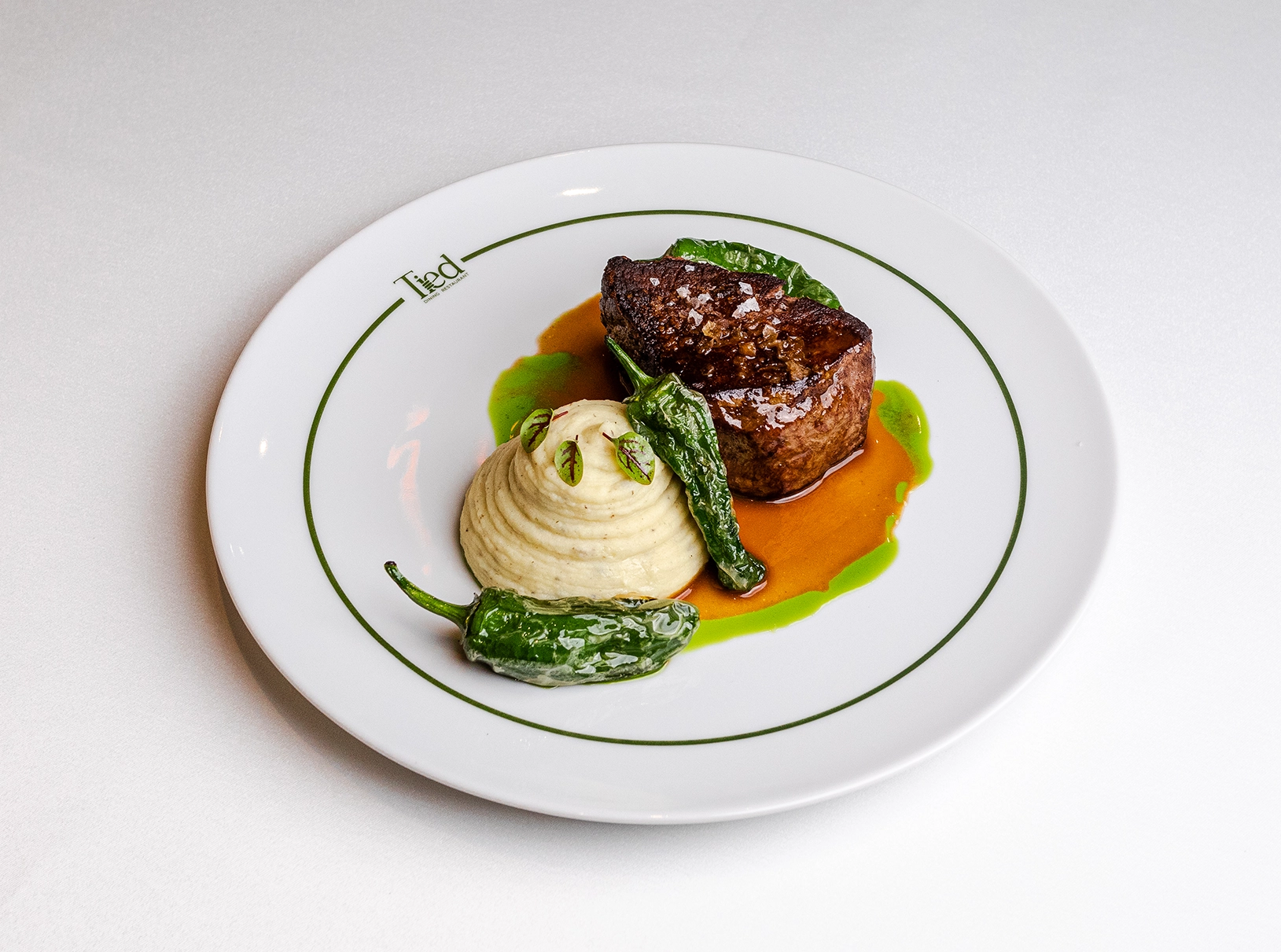 Mușchi De Vită Cu Piure De Cartofi Cu Trufe Și Sos Demiglace