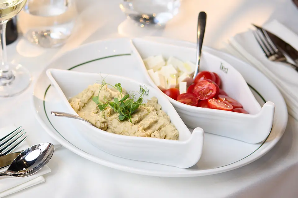 Salată De Vinete Cu Roșii Cherry Și Caș