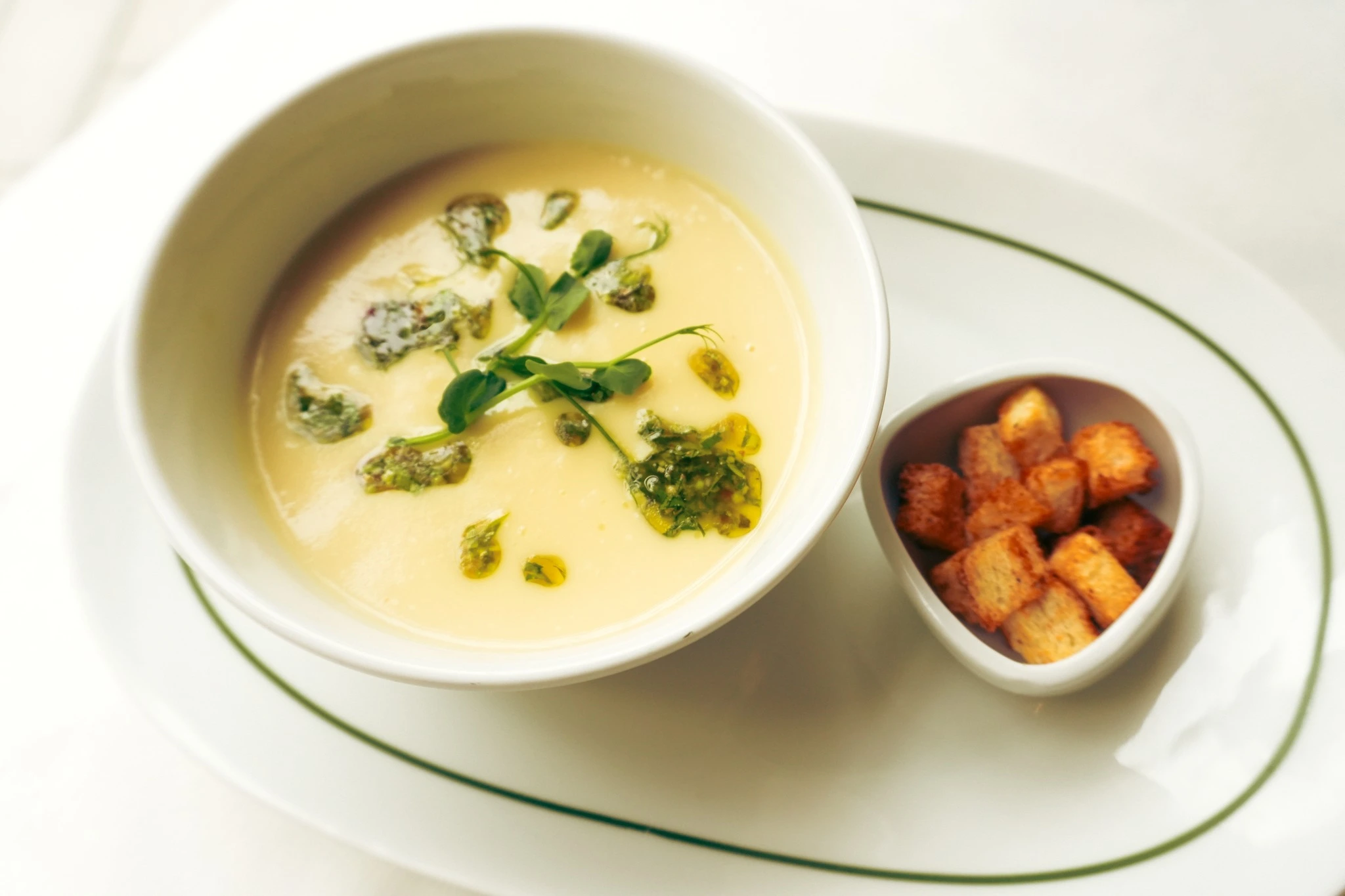 Supă cremă de păstârnac cu chimichurri și crutoane aromatizate