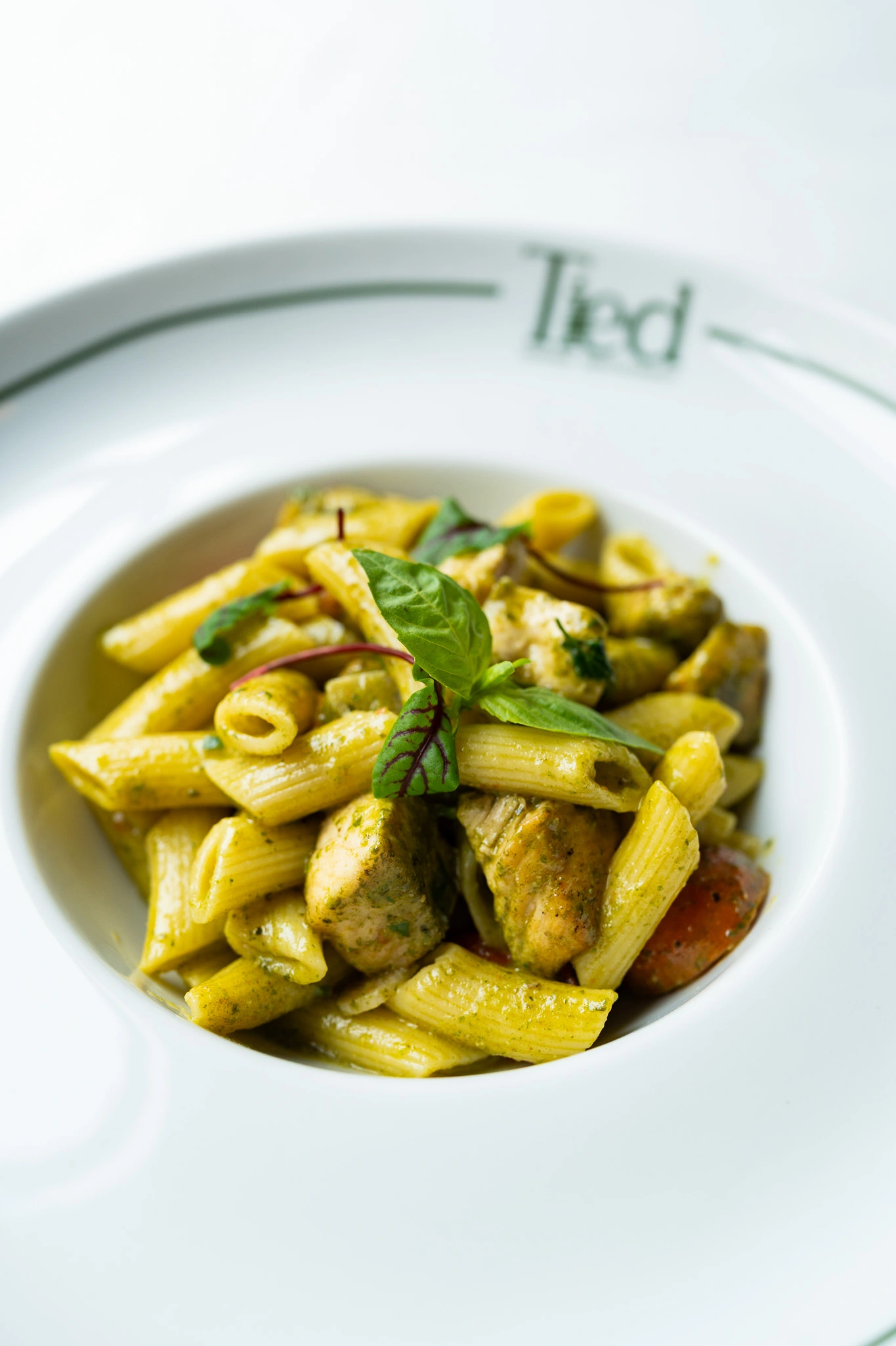 Paste proaspete cu piept de pui și pesto de busuioc