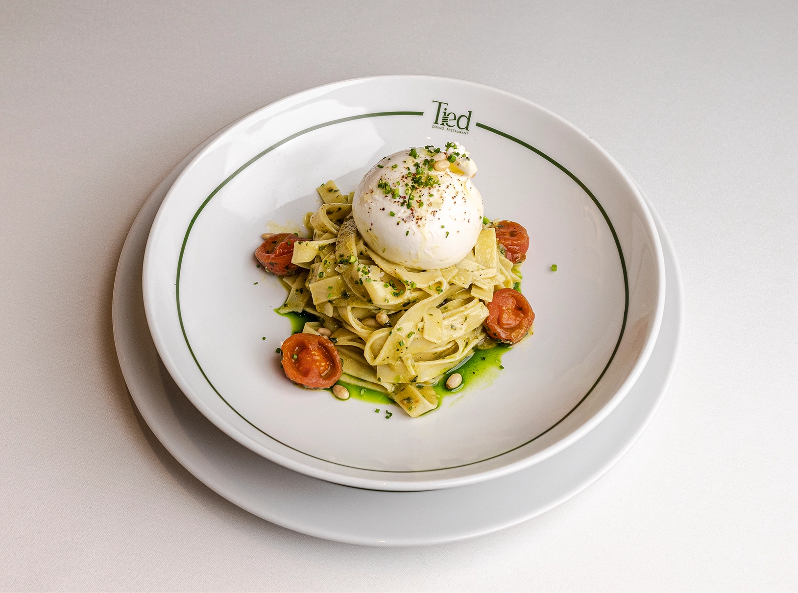 Tagliatele Cu Burrata și Sos Pesto